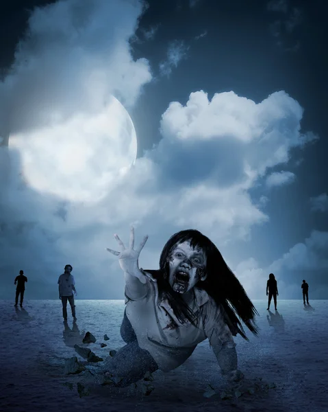 Zombie woman come out from ground under full moon — Stock Photo, Image