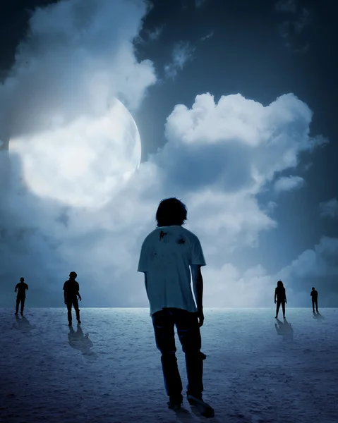 満月の下を歩くゾンビのグループ — ストック写真