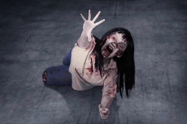 Female zombie crouching on the floor — Stock Photo, Image