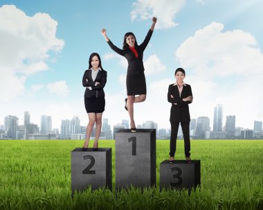 Podyum üzerinde duran iş kişi