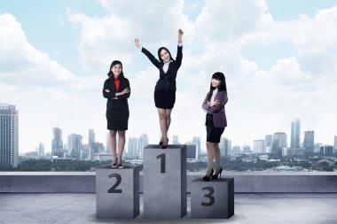 Podyum üzerinde duran iş kişi