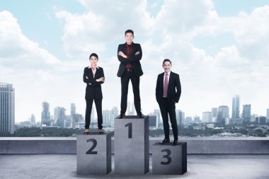 Podyum üzerinde duran iş kişi