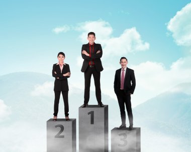 Podyum üzerinde duran iş kişi