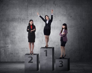 İş kadınları podyuma duran