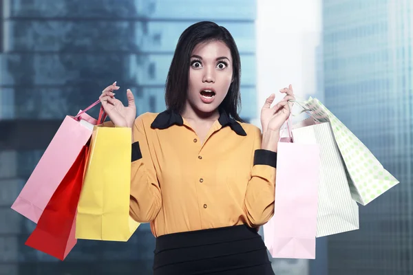 Mujer asiática sosteniendo bolsas de compras — Foto de Stock