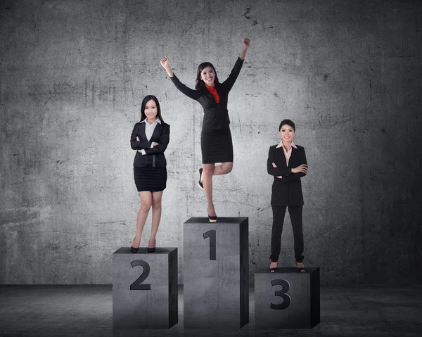 Pengusaha wanita berdiri di podium — Stok Foto