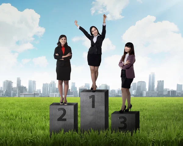 Mulheres de negócios em pé no pódio — Fotografia de Stock
