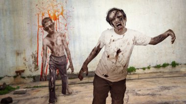 İki Endonezyalı güneydoğu Asyalı yaralı ve kanlı eski duvarın önünde kanlı kanlı kanlı kanlı kan damlaları olan korkunç erkek zombi. Sahne korkutucu ve ürkütücü. Ürkütücü Cadılar Bayramı kavramı