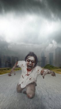 Endonezya 'nın güneydoğu Asya kökenli, yaralı ve kanlı korkunç erkek zombiler karanlık bulutlu bir gökyüzünün altında kıyametin ortasında yürüyorlardı. Sahne korkutucu ve ürkütücü. Ürkütücü Cadılar Bayramı kavramı