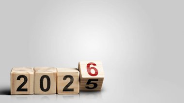 Tahta küpler 2025 sayısından 2026 sayısına beyaz arka planda dönüşür. Mutlu yıllar konsepti ya da kutlama