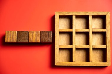 Renkli arka planda tahta kare küplerden oluşan sıra. Şablon veya Kopyalama alanı