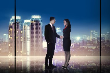 İş adamı ve sallayarak kadın el