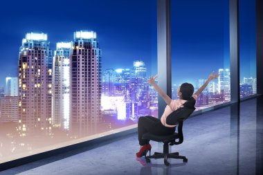 Asya iş kadını sii city adlı sandalye üzerinde