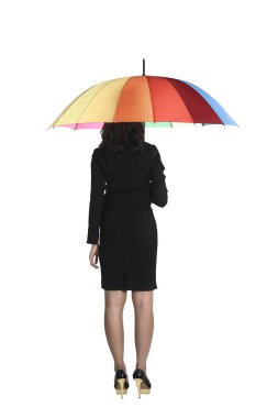 Renkli şemsiye tutan bir iş kadını