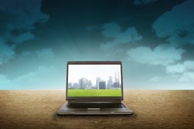 Çölde büyük laptop