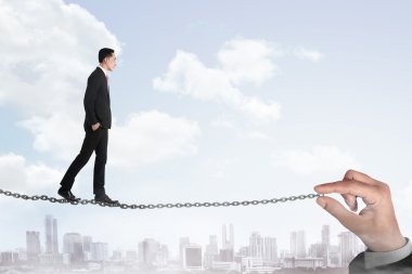 İş kişi zinciri üzerinde yürüme