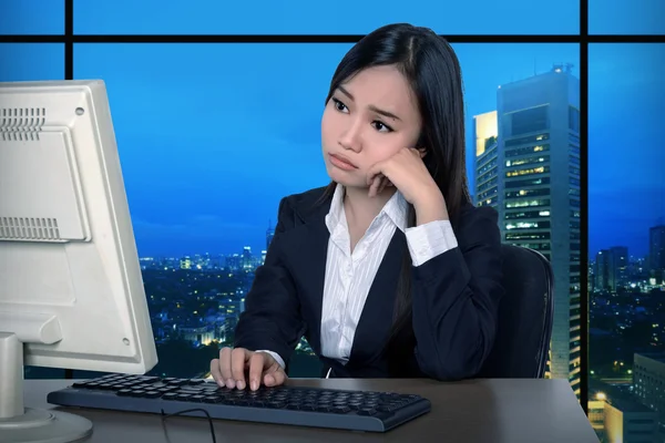 Affärskvinna jobbar sent — Stockfoto