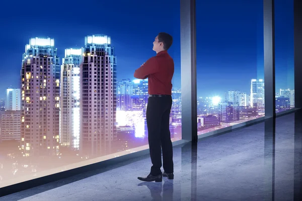Hombre de negocios mirando la ciudad desde su oficina —  Fotos de Stock