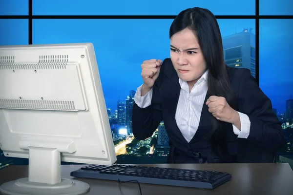 Business woman working late — Stock Photo, Image