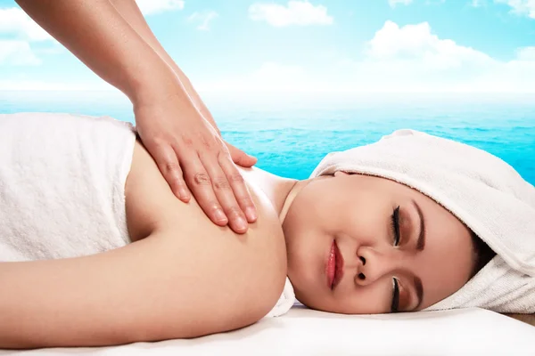 Woman relaxing in spa salon — Stock Photo, Image