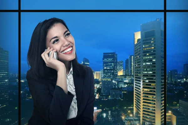 Азиатская деловая женщина разговаривает по мобильному телефону — стоковое фото