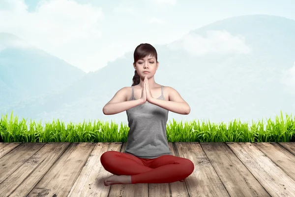 Donna asiatica che fa yoga — Foto Stock