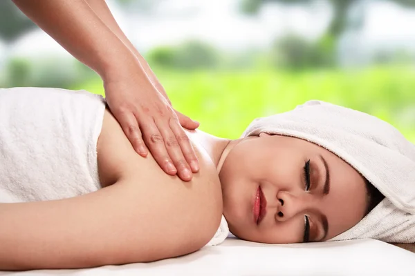 Mujer relajante en el salón de spa —  Fotos de Stock