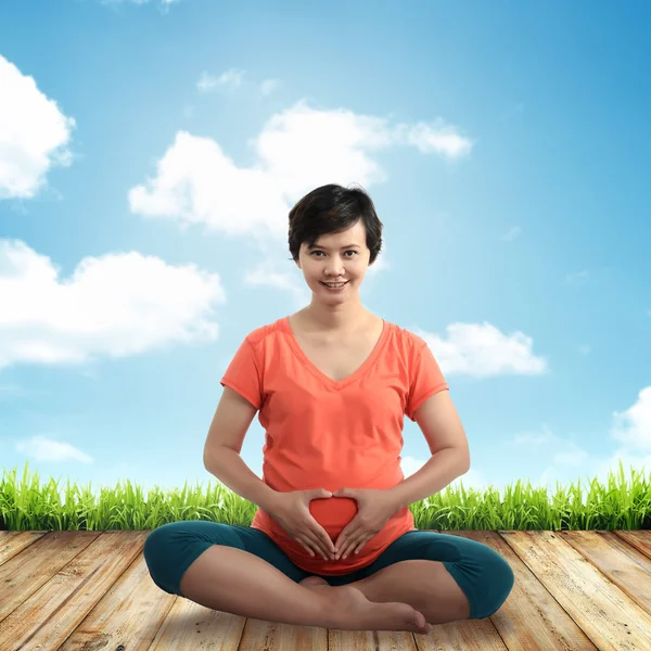 Gravid kvinna som gör yoga — Stockfoto