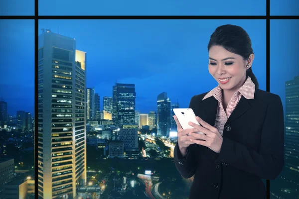 Asiatiska affärskvinna prata via mobiltelefon — Stockfoto