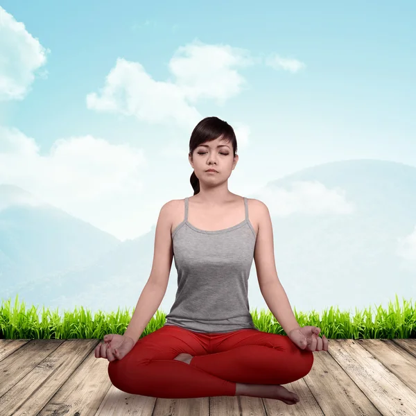 Asiatisk kvinna gör yoga — Stockfoto