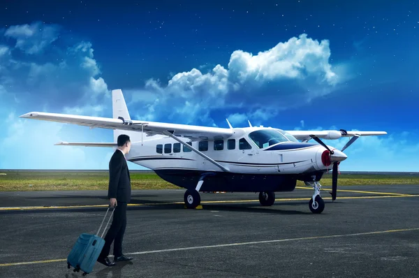 Pessoa de negócios levar mala para o avião — Fotografia de Stock