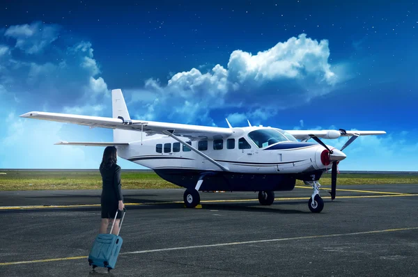 Geschäftsmann trägt Koffer ins Flugzeug — Stockfoto