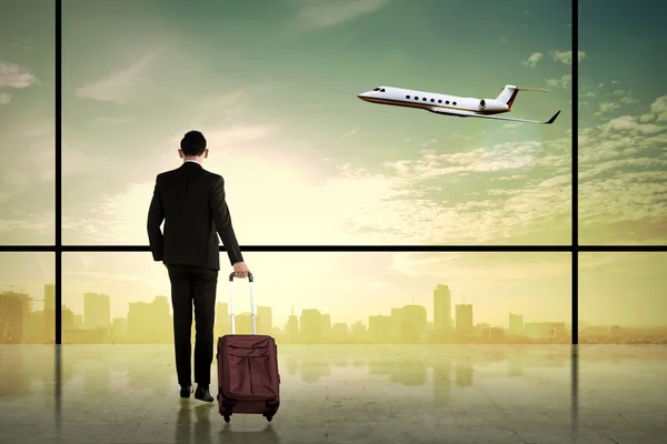 Business man looking the city while carry suitcase — Stock Photo, Image