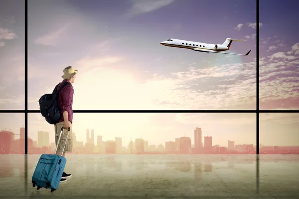 Asian man wearing hat carry suitcase — Stock Photo, Image