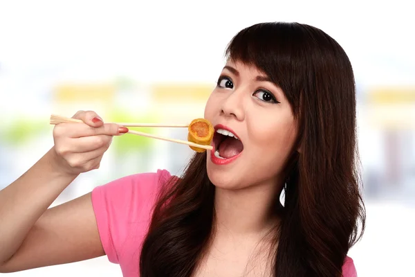 Mujer comiendo comida japonesa —  Fotos de Stock