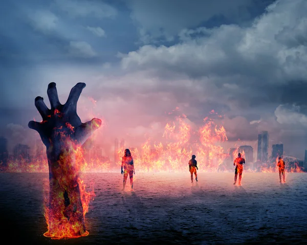 Рука зомби с огнем, поднимающимся из-под земли — стоковое фото