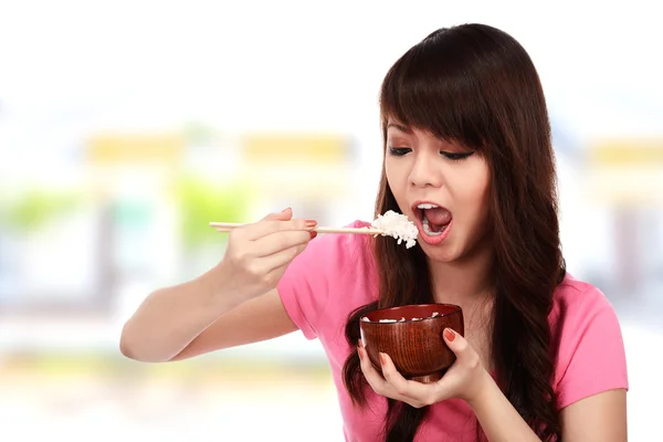 Женщина ест японскую еду — стоковое фото