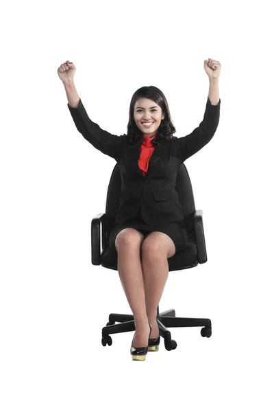 椅子に座ってビジネスの女性の手を上げる — ストック写真