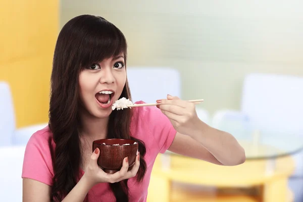 Женщина ест японскую еду — стоковое фото