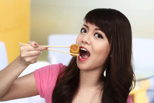 Mujer comiendo comida japonesa —  Fotos de Stock