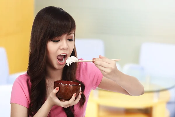 Mujer comiendo comida japonesa —  Fotos de Stock