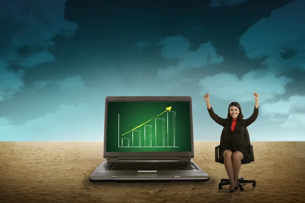 Pessoa de negócios olhando laptop gigante no deserto — Fotografia de Stock