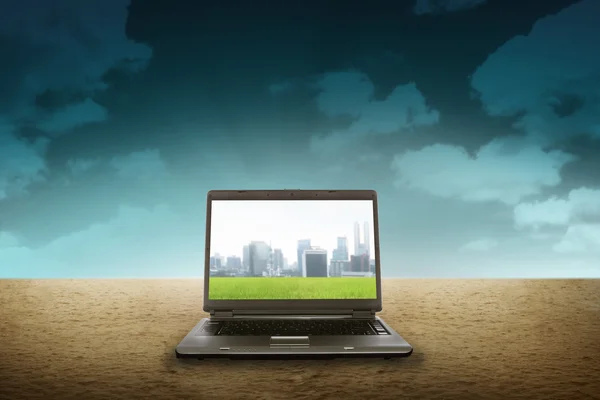 Grande laptop no deserto — Fotografia de Stock