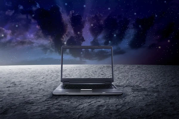 Grande computer portatile sullo spazio esterno — Foto Stock