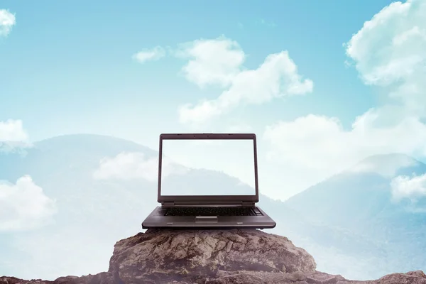 Dağın üstünde laptop — Stok fotoğraf