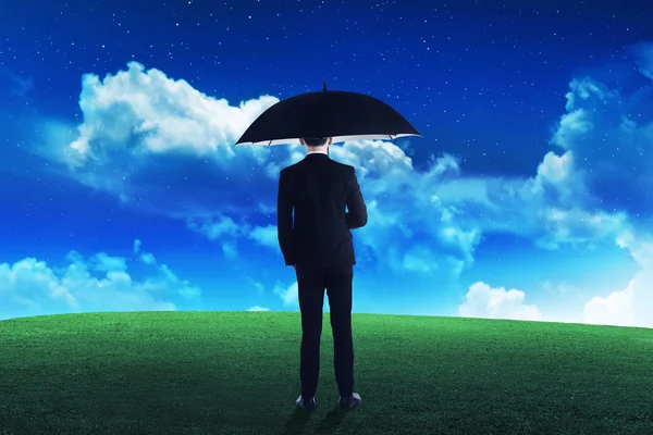 Ділова людина тримає парасольку — стокове фото