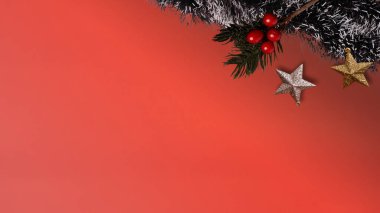 Kırmızı arka planda Noel süsü. Tatil teması ya da kış teması için boşluk oluştur ya da kopyala
