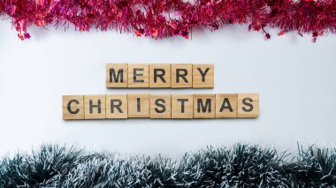 Beyaz bir arkaplanda Mutlu Noeller mesajı. Model veya Kopyala uzayı. Tatil teması ya da kış teması. Mutlu Noeller kutlaması kavramı