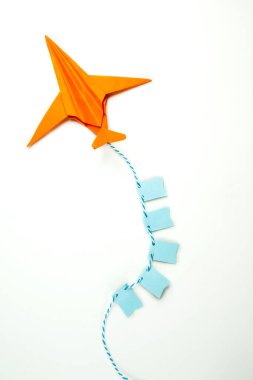 Turuncu kağıttan uçak beyaz arka planda izole edilmiş. Seyahat, keşif ve seyrüsefer kavramı