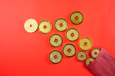 Kırmızı zarflar ya da angpao ve kırmızı arka planda altın Çin paraları. Model, şablon veya kopyalama alanı. Ay ya da Çin Yeni Yıl kutlamaları için dekorasyon